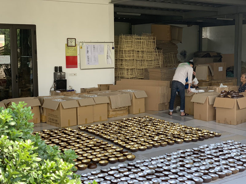 cleaning-coconut-bowls-at-wholesale-factory-simple-decor