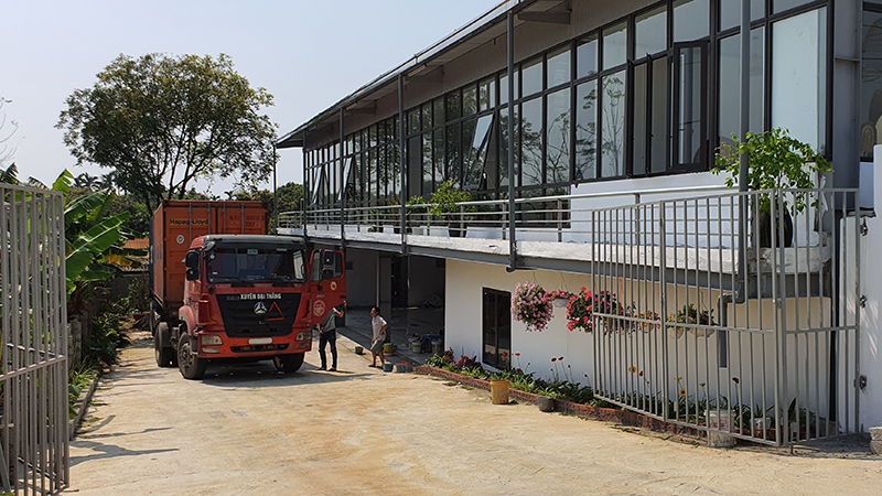 containers-come-to-simple-decor's-factory